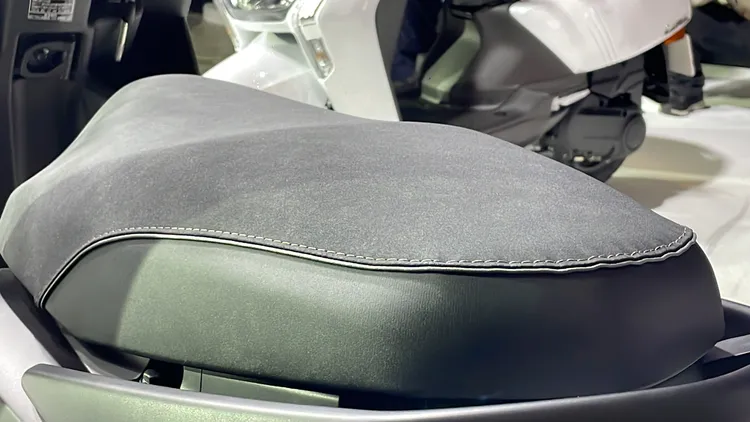 雙材質包覆的座墊新增自動升起座墊機構。林浩昇攝