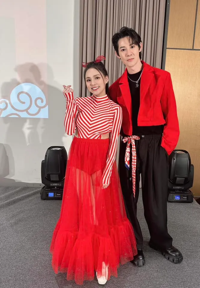 熊熊和夏和熙一起主持尾牙秀。翻攝《熊熊 Bear Genie》粉絲頁