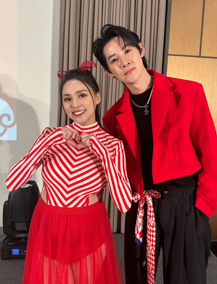 熊熊和夏和熙一起主持尾牙秀。翻攝《熊熊 Bear Genie》粉絲頁