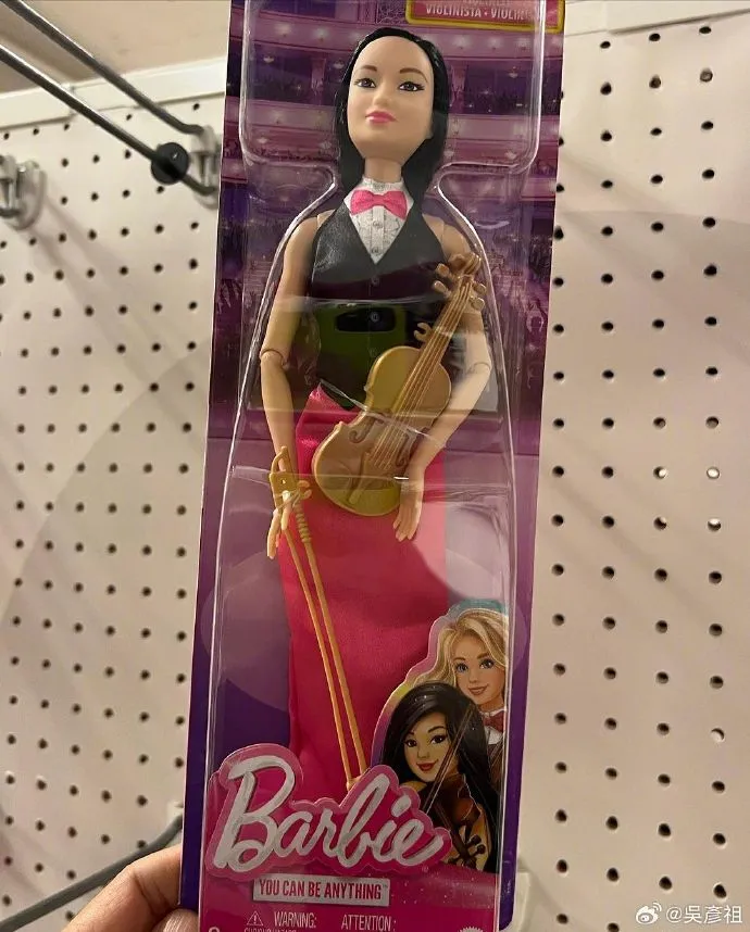針對亞裔設計的小提琴家芭比。翻攝吳彥祖微博