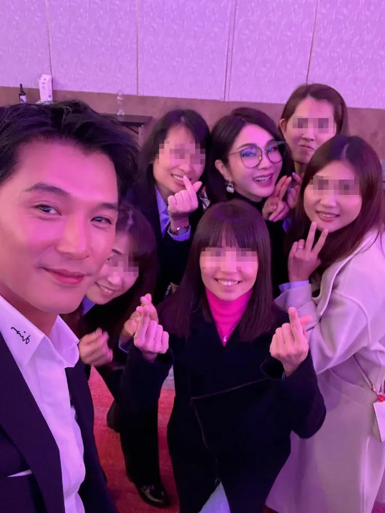 邱澤跟女賓客自拍，帥臉特寫爆擊。翻攝陳美鳳臉書