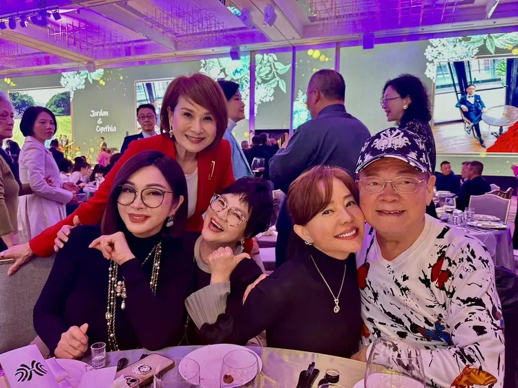 陳美鳳（左起）、向娃、紀寶如、狄鶯、劉福助開心敘舊。翻攝陳美鳳臉書