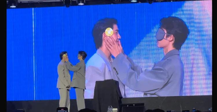 Jimmy（右）戴起眼罩，摸透Sea全身找貼紙。讀者提供