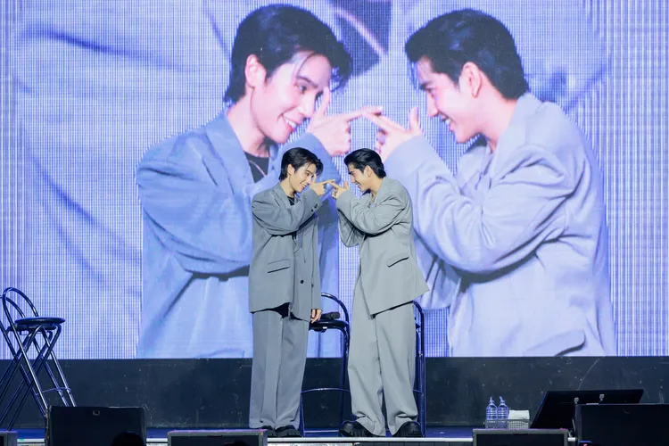 Jimmy（左）、Sea舞蹈挑戰中比出戲裡的招牌手勢。無限娛樂提供