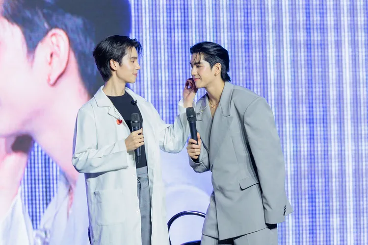 Jimmy（左）摸Sea的臉診斷，台下陷入瘋狂。無限娛樂提供