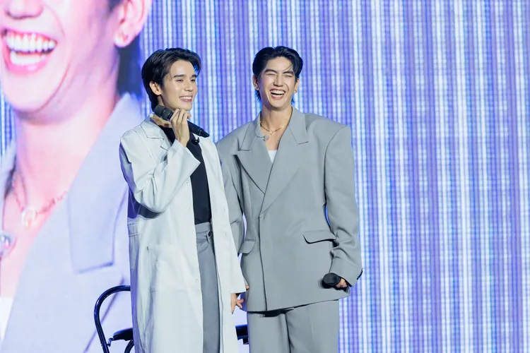 Jimmy（左）換上醫師袍看診。無限娛樂提供