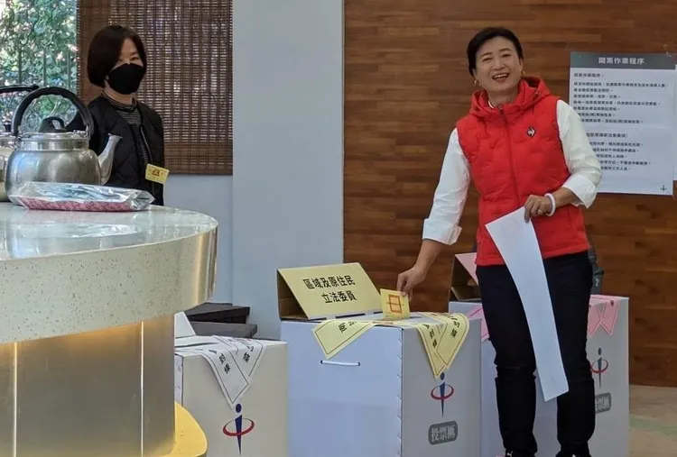 蔡培慧上午投票後受訪，也對鏡頭比出號次手勢。蔡培慧競總提供