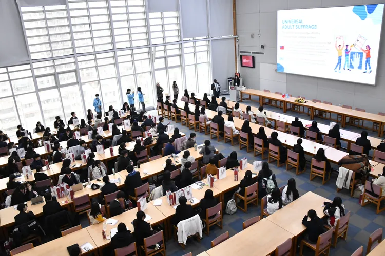 上百位海內外年輕學生齊聚一堂，以中英文方式展開研討會議。校方提供