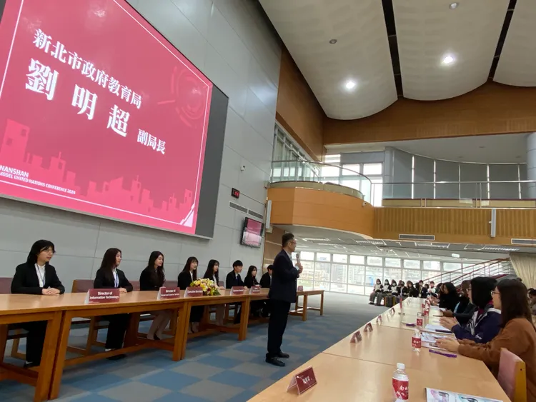 三天兩夜的模擬聯合國會議於南山中學登場，話題從臉部辨識的科技隱私談到聯合國處理中東問題、伊拉克戰爭。校方提供