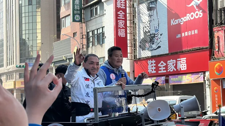 從早到晚將近15小時的鐵人造勢行程，侯友宜靠庶民小吃解壓，而「只喝溫水」養生，讓他身體維持最佳狀態。曾佳俊攝