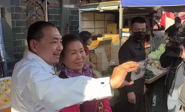 相比前兩屆市長選舉，侯友宜新增自拍技術，連要求合影的民眾都感到驚奇。曾佳俊攝