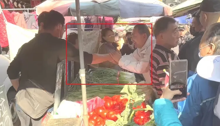 侯友宜總是用雙手緊握溫暖選民的手，這樣親民的小動作，讓攤販點滴在心。曾佳俊攝