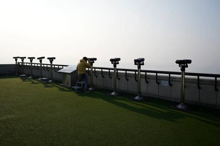 民眾在南韓京畿道坡州市，透過望遠鏡，觀看北韓。美聯社