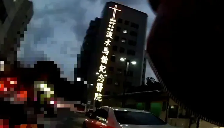 吳姓媽媽與孩子在10分鐘內抵達淡水馬偕醫院。翻攝畫面