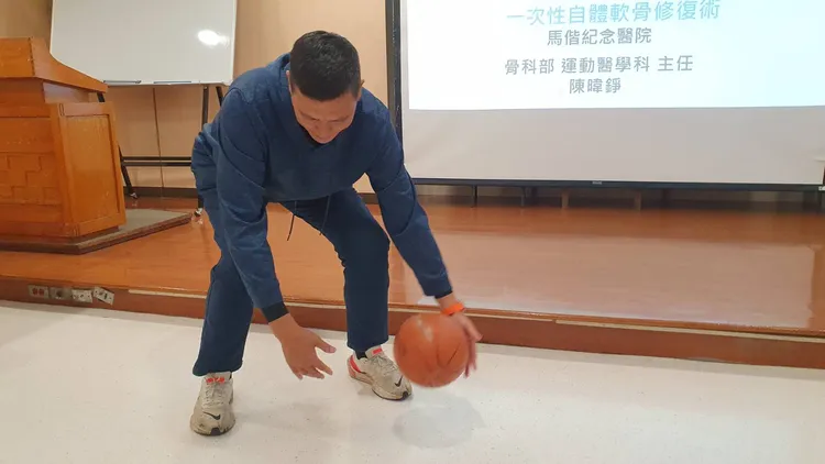 詹先生手術後至今七個月，示範可以膝蓋微彎運球。林芳如攝