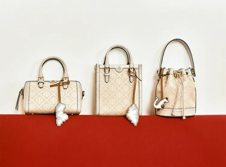 龍年膠囊系列T Monogram迷你雲朵酒桶包（左起）1萬9900元、T Monogram迷你雲朵托特包1萬6900元、T Monogram迷你雲朵水桶包1萬9900元。品牌提供