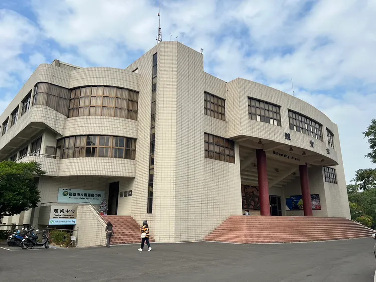 大寮運動中心周邊每坪均價約為14萬，適合有預算考量的族群。永慶房產集團提供