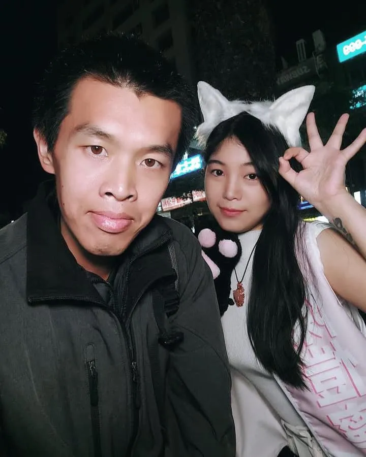 陳愷寧頂著10℃以下低溫，穿著背心扮成「貓女郎」復出街頭。翻攝《永和新希望 陳愷寧》粉絲頁