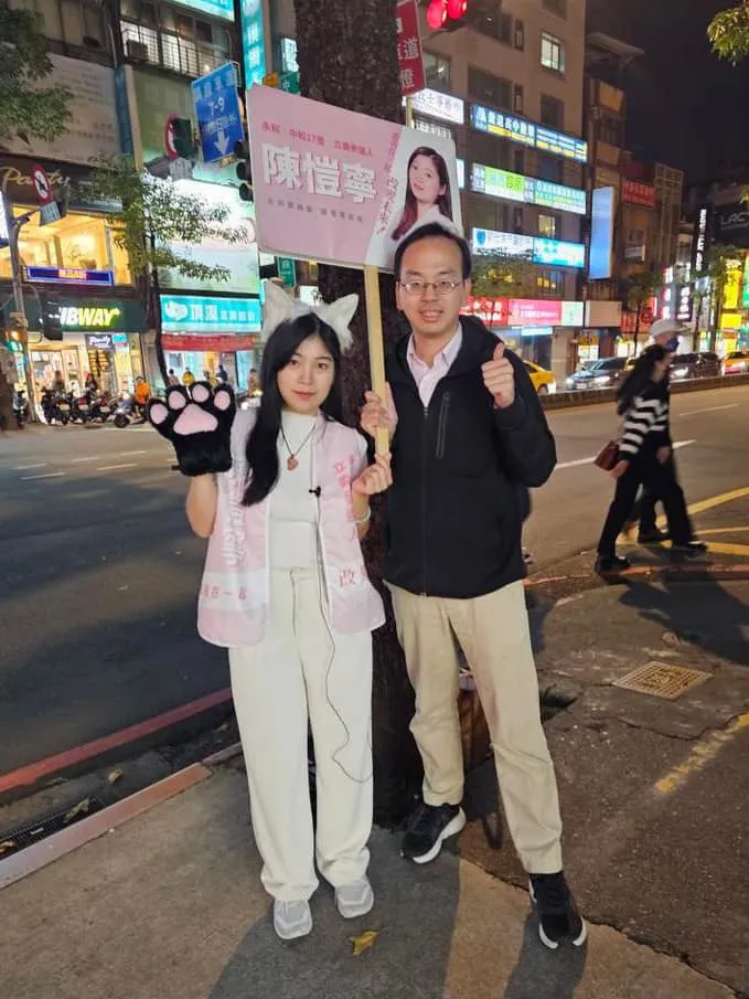 陳愷寧頂著10℃以下低溫，穿著背心扮成「貓女郎」復出街頭。翻攝《永和新希望 陳愷寧》粉絲頁