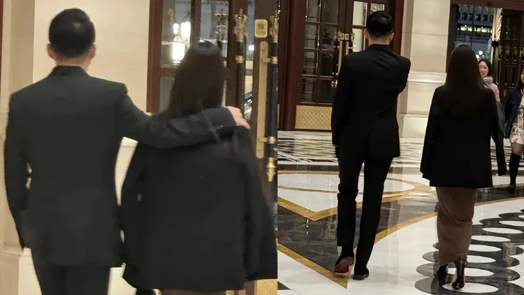 網友在澳門的酒店大廳捕獲汪小菲和曼蒂。翻攝芒果撈小萌主微博