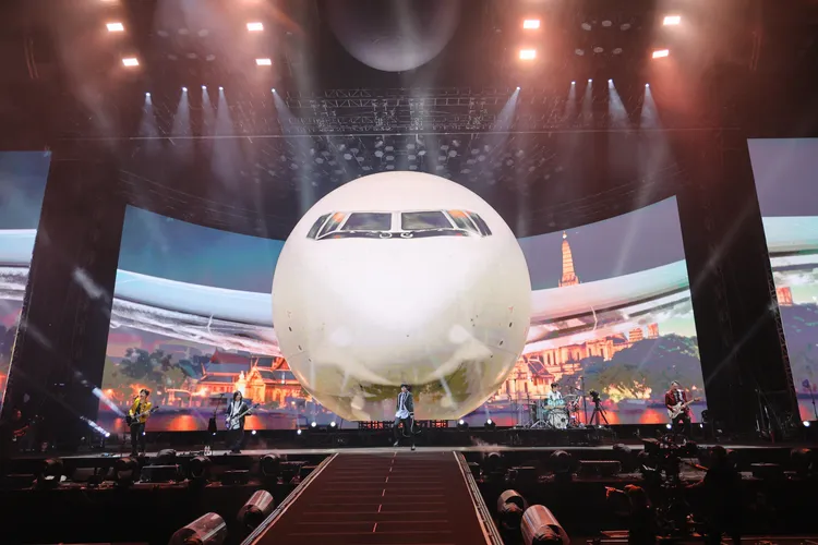 「豪華客機」成了五月天演唱會背景。相信音樂提供
