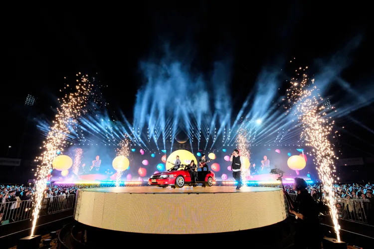 五月天演唱會華麗的舞台配上絢麗的煙火。相信音樂提供