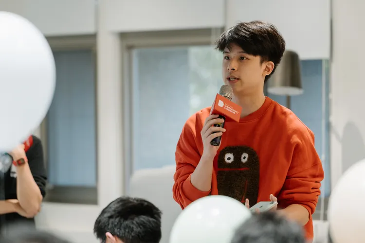 台大創新設計學院實行「探索學習計畫」，圖為探索學習期末分享會，學生分享探索學習的經驗。台大提供