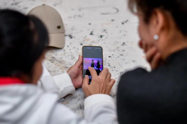 手機、平板等小螢幕行動裝置影響下，中國電視開機率下跌；圖為吉林長春民眾正在手機上剪輯影音。新華紹