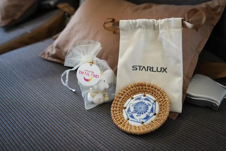 泰國觀光局贈送手作香氛雕塑品，星宇航空則挑選清邁職人手工「藤編杯墊」作為首航禮。星宇提供