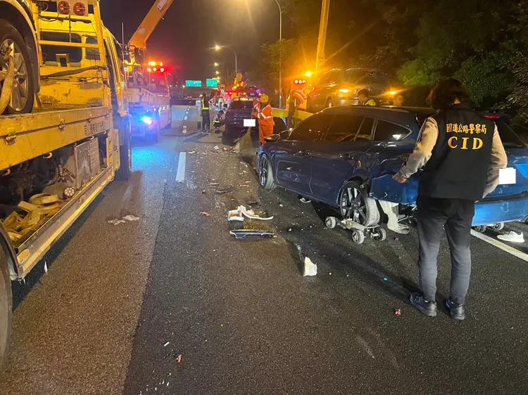 香山路段3人站在事故車後方遭追撞，造成1死2傷。翻攝畫面