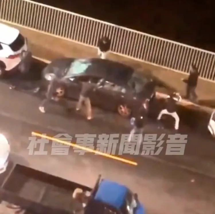 車窗全被砸碎。翻攝社會事影音
