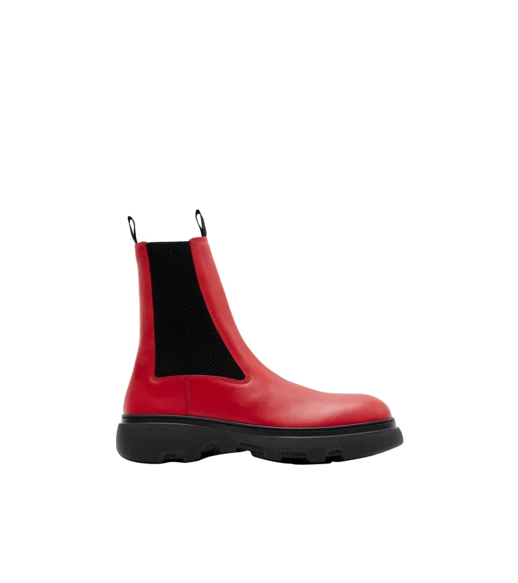 Creeper郵筒紅色皮革卻爾西靴，4萬5500元。品牌提供
