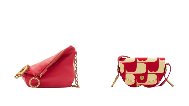 Knight小型郵筒紅皮革騎士包（左）11萬9000元、Chess郵筒紅與雪酪色學院風背包（右）12萬5000元。品牌提供