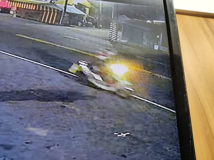 機車撞傷人卻加速逃逸。讀者提供