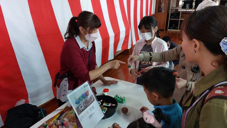 手作陀螺。凃建豐攝