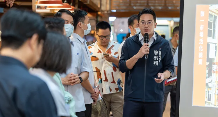 廖泰翔指國民黨以三年前朋友聚會照片移花接木，用錯誤訊息進行不實抹黑。翻攝畫面 資照