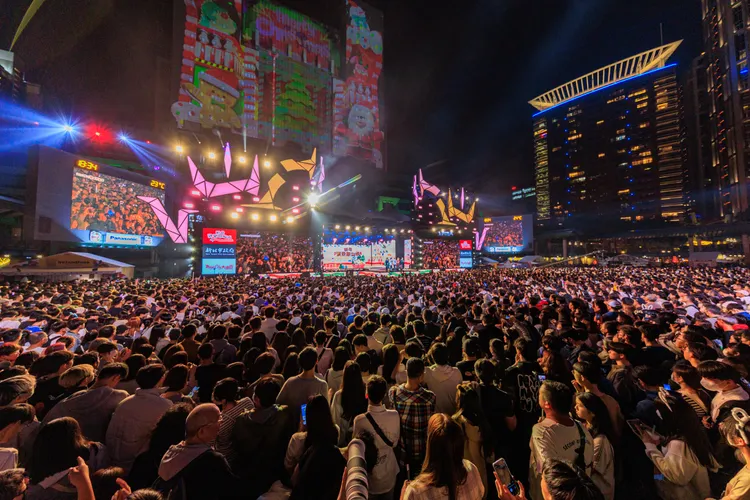 最受歡迎的人氣系列活動「巨星耶誕演唱會」爆滿人潮。翻攝畫面