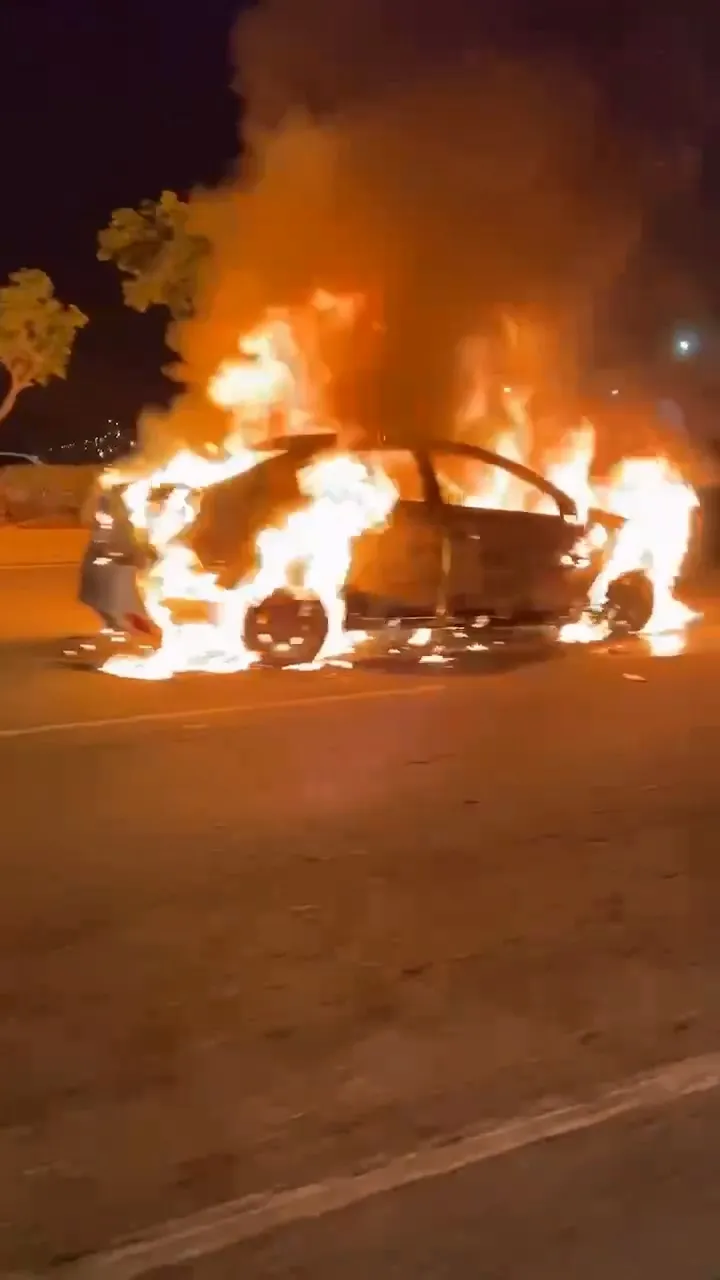 車子燒成一團火球。翻攝記者爆料網