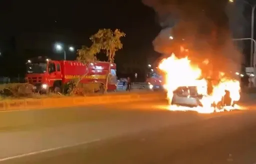 台中港區火燒車 駕駛及時逃出!頭髮燒焦送醫