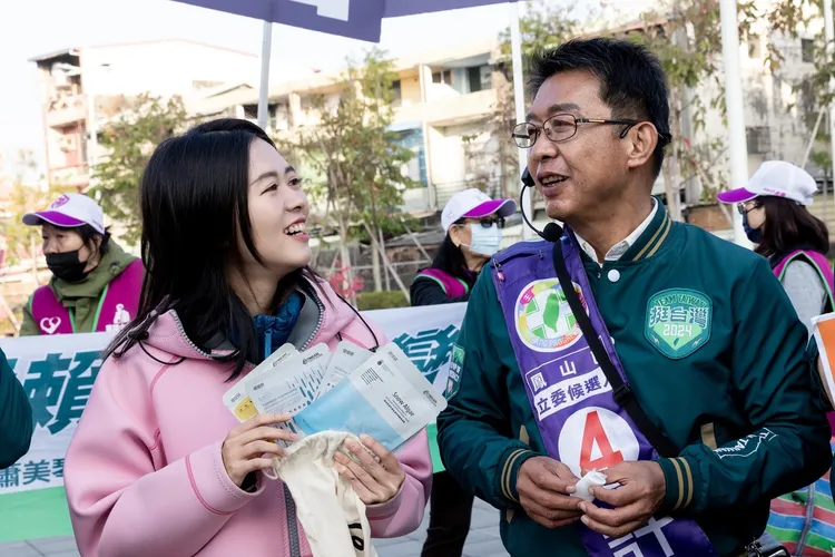 許智傑與女兒一同拜票。許智傑競總提供