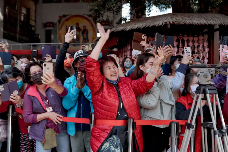 現場有大批民眾爭相看「準總統」。民進黨提供