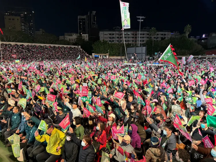 民進黨今晚在板橋第二運動場舉行選前之夜，現場湧進大批支持者。彭欣偉攝