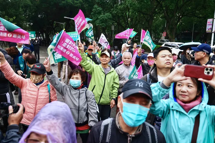 許多民眾熱情回應。林林攝