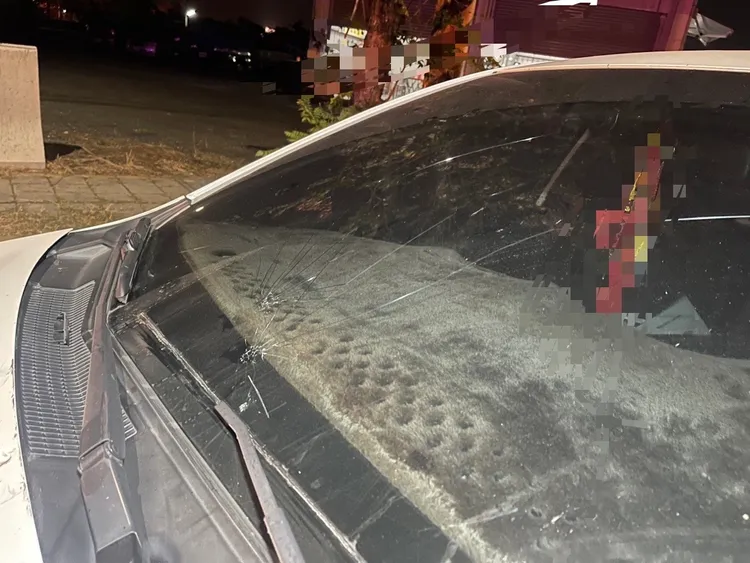 有車輛前擋車窗碎裂。讀者提供