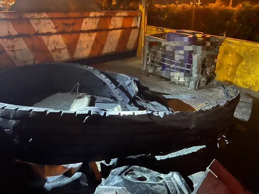 國道進擊的胎皮亂噴毀7輛車 車主衰到爆!恐求償無門