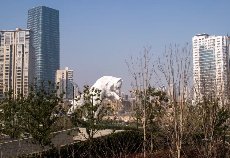霍夫曼新作北極狐，在上海蘇河灣萬象天地亮相。新華社