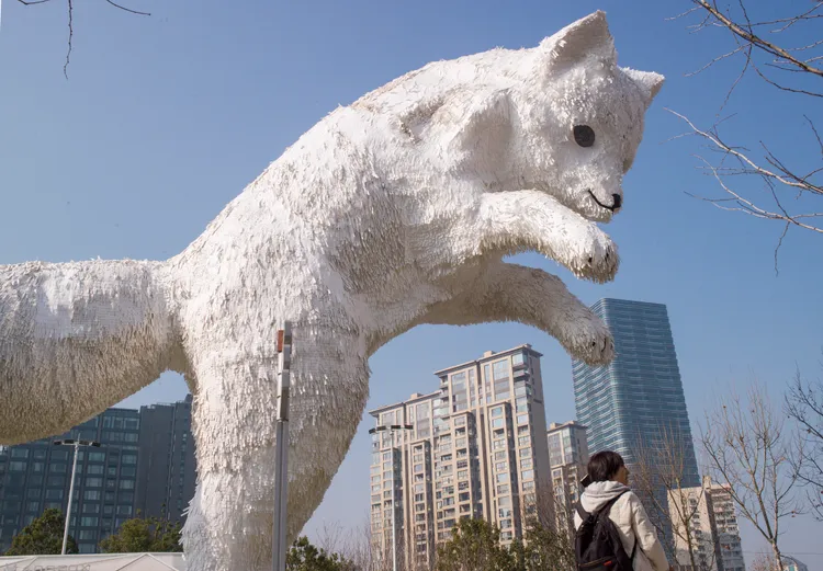 霍夫曼新作北極狐，在上海蘇河灣萬象天地亮相。新華社