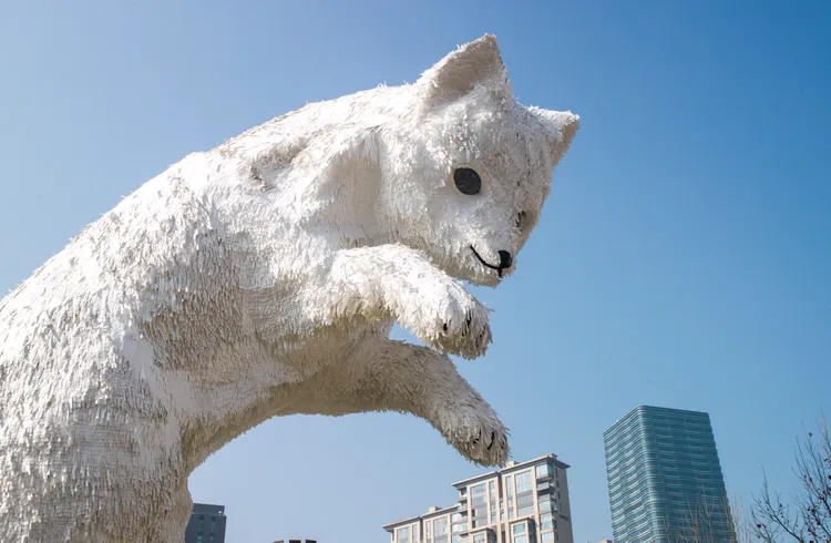 霍夫曼新作北極狐，在上海蘇河灣萬象天地亮相。新華社