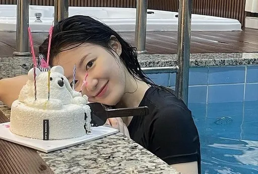 (G)I-DLE叶舒华素颜庆24岁!辣台妹放送泳池湿身照