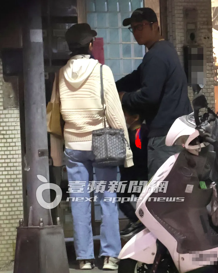 張孝全帶著大人小孩回家，心情似乎不受陳匡怡事件影響。特勤中心攝